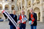 V.re: Landtagspräsident Gerald Deutschmann, „Krone“-Chefredakteur Klaus Herrmann und Christoph Wegscheider (TIQA) im Landhaushof, der zur WM-Arena wird © Krone/Jauschowetz